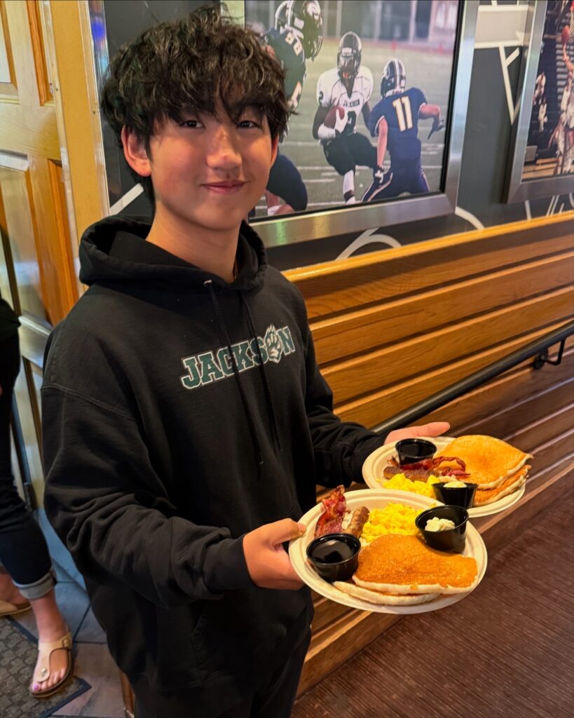 Rylan Delivers Breakfast at Applebee's Fundraiser